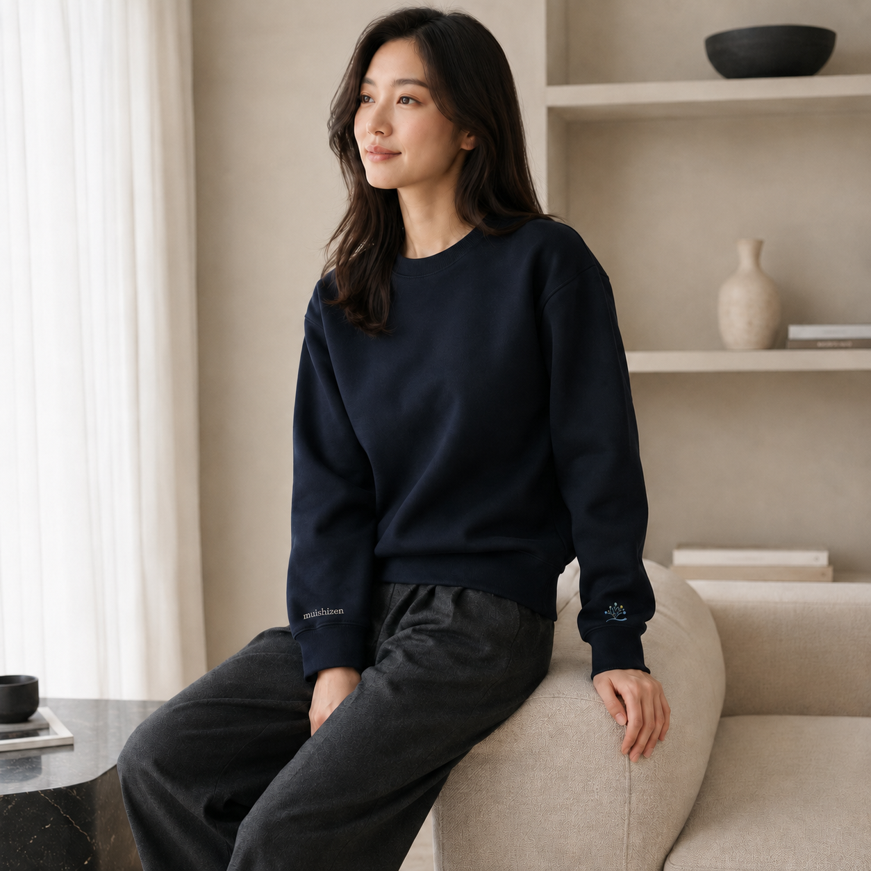 柔らかな光のなか、ソファに腰掛ける女性